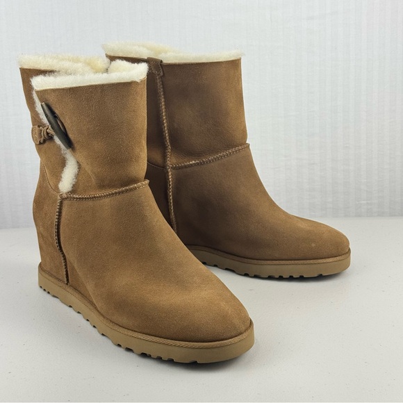 UGG Classic Femme Toggle Wedge Boot Tan Shearling Sheepskin Women’s 9.5 EUR 40.5 - Picture 1 of 9